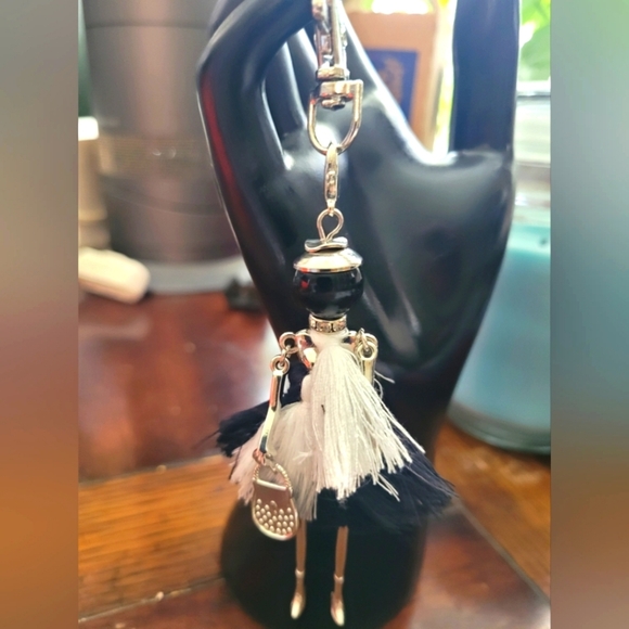 Elegant Black and White Keychain Accessory - Picture 3 of 3